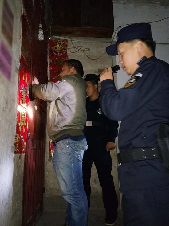 清镇粗心妈妈误将幼女锁家中 